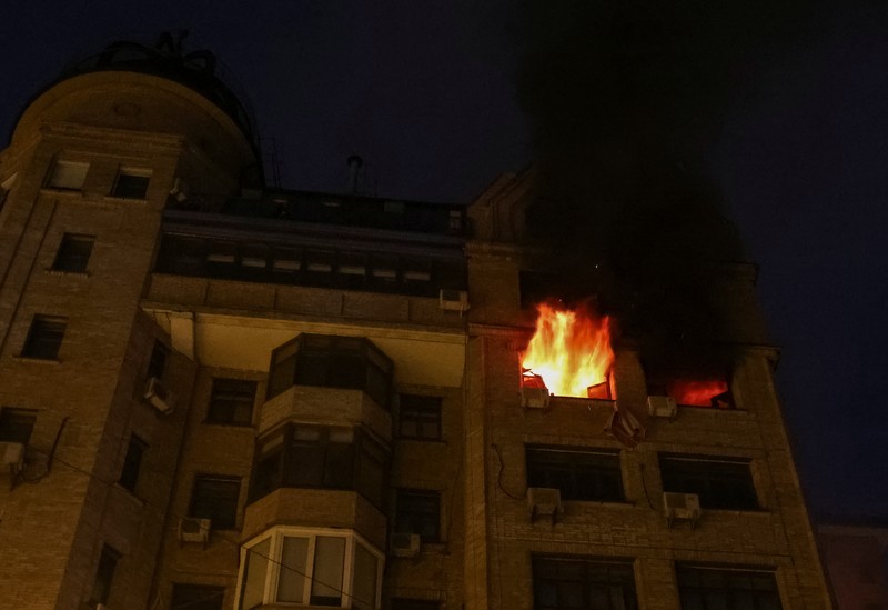 Ledakan pesawat tak berawak menerangi langit di atas kota selama serangan pesawat tak berawak dan rudal Rusia, di tengah serangan Rusia terhadap Ukraina, di Kyiv, Ukraina, 10 Juli 2025. Ledakan pesawat tak berawak menerangi langit di atas kota selama serangan pesawat tak berawak dan rudal Rusia, di tengah serangan Rusia terhadap Ukraina, di Kyiv, Ukraina, 10 Juli 2025. (REUTERS/Gleb Garanich)