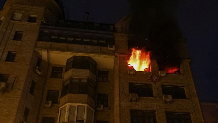 Ledakan pesawat tak berawak menerangi langit di atas kota selama serangan pesawat tak berawak dan rudal Rusia, di tengah serangan Rusia terhadap Ukraina, di Kyiv, Ukraina, 10 Juli 2025. Ledakan pesawat tak berawak menerangi langit di atas kota selama serangan pesawat tak berawak dan rudal Rusia, di tengah serangan Rusia terhadap Ukraina, di Kyiv, Ukraina, 10 Juli 2025. (REUTERS/Gleb Garanich)