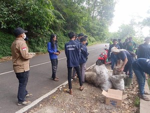 Miris! Sampah Menggunung di Jalur Pacet-Cangar Meski Sudah Dibersihkan