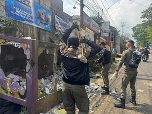 Satpol PP Bongkar 12 TPS Ilegal hingga Bangunan di Trotoar Puncak Bogor
