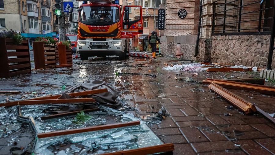 Ledakan pesawat tak berawak menerangi langit di atas kota selama serangan pesawat tak berawak dan rudal Rusia, di tengah serangan Rusia terhadap Ukraina, di Kyiv, Ukraina, 10 Juli 2025. Ledakan pesawat tak berawak menerangi langit di atas kota selama serangan pesawat tak berawak dan rudal Rusia, di tengah serangan Rusia terhadap Ukraina, di Kyiv, Ukraina, 10 Juli 2025. (REUTERS/Gleb Garanich)