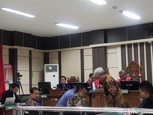 Suami Mbak Ita Disebut Minta Anggaran Meja-Kursi SD Rp 1 M Naik Jadi Rp 20 M