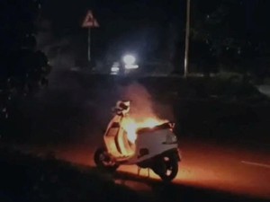 Ngeri! Skuter Listrik Ini Tiba-tiba Terbakar saat Dikendarai