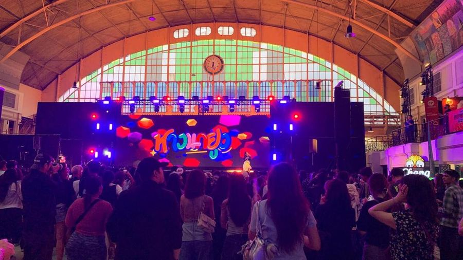 Stasiun ikonik Hua Lamphong yang beroperasi hingga pukul 6 sore di Bangkok jadi tempat konser musik Road to FAM Final. (Dok. Istimewa)