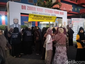 Peserta Ceramah Dr Zakir Naik di Stadion Gajayana Malang Berdatangan