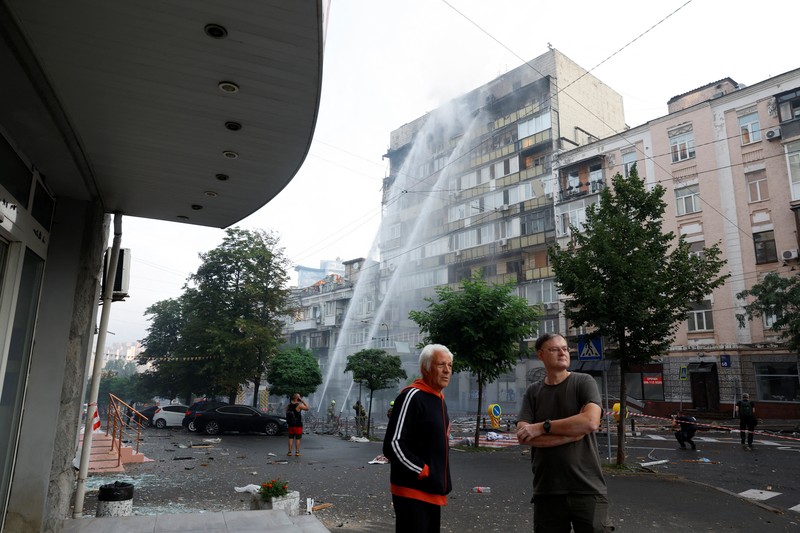 Api dan asap terlihat usai serangan pesawat nirawak dan rudal Rusia di Kyiv, Ukraina, Kamis (10/7/2025). (REUTERS/Vladyslav Sodel)