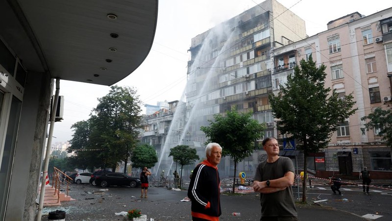 Api dan asap terlihat usai serangan pesawat nirawak dan rudal Rusia di Kyiv, Ukraina, Kamis (10/7/2025). (REUTERS/Vladyslav Sodel)