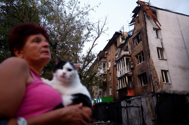 Api dan asap terlihat usai serangan pesawat nirawak dan rudal Rusia di Kyiv, Ukraina, Kamis (10/7/2025). (REUTERS/Vladyslav Sodel)