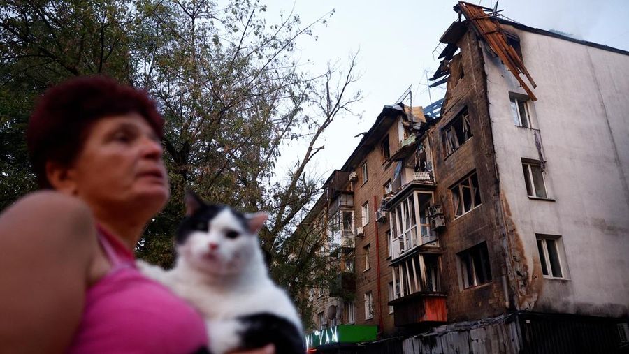 Api dan asap terlihat usai serangan pesawat nirawak dan rudal Rusia di Kyiv, Ukraina, Kamis (10/7/2025). (REUTERS/Vladyslav Sodel) Api dan asap terlihat usai serangan pesawat nirawak dan rudal Rusia di Kyiv, Ukraina, Kamis (10/7/2025). (REUTERS/Vladyslav Sodel)