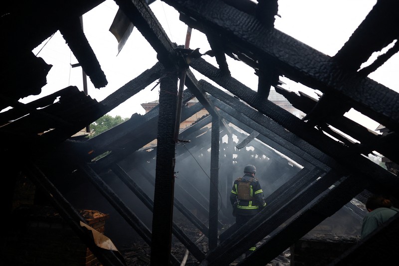 Api dan asap terlihat usai serangan pesawat nirawak dan rudal Rusia di Kyiv, Ukraina, Kamis (10/7/2025). (REUTERS/Vladyslav Sodel) Api dan asap terlihat usai serangan pesawat nirawak dan rudal Rusia di Kyiv, Ukraina, Kamis (10/7/2025). (REUTERS/Vladyslav Sodel)