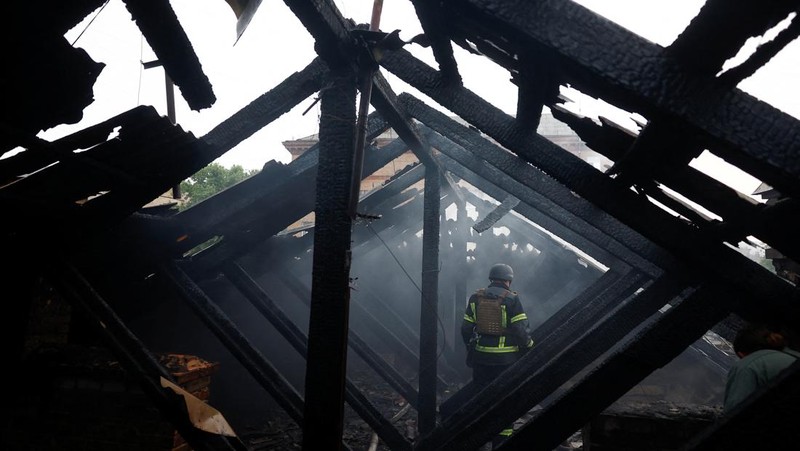 Api dan asap terlihat usai serangan pesawat nirawak dan rudal Rusia di Kyiv, Ukraina, Kamis (10/7/2025). (REUTERS/Vladyslav Sodel)