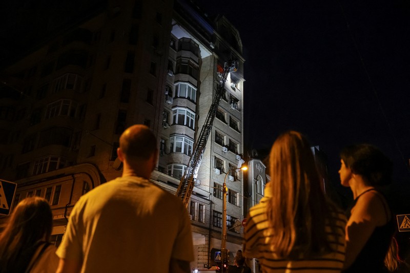 Ledakan pesawat tak berawak menerangi langit di atas kota selama serangan pesawat tak berawak dan rudal Rusia, di tengah serangan Rusia terhadap Ukraina, di Kyiv, Ukraina, 10 Juli 2025. Ledakan pesawat tak berawak menerangi langit di atas kota selama serangan pesawat tak berawak dan rudal Rusia, di tengah serangan Rusia terhadap Ukraina, di Kyiv, Ukraina, 10 Juli 2025. (REUTERS/Gleb Garanich)