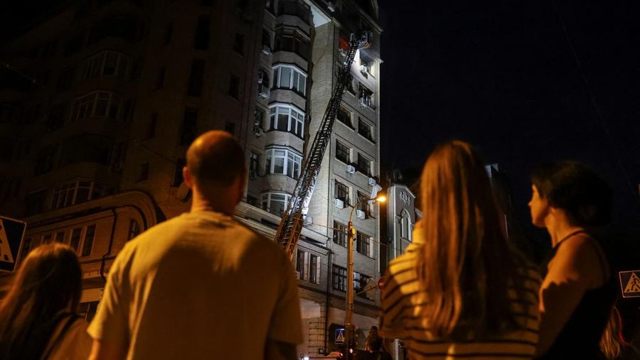 Ledakan pesawat tak berawak menerangi langit di atas kota selama serangan pesawat tak berawak dan rudal Rusia, di tengah serangan Rusia terhadap Ukraina, di Kyiv, Ukraina, 10 Juli 2025. (REUTERS/Gleb Garanich)