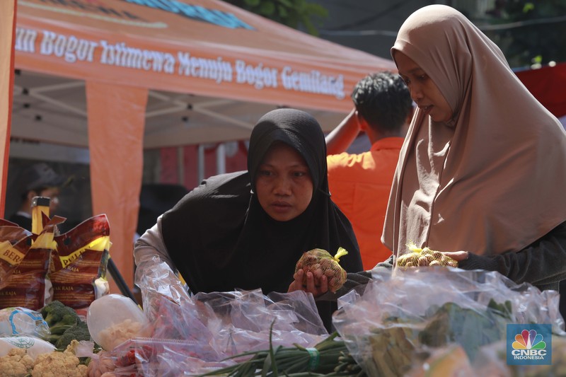 Warga membeli sembako saat kegiatan Gerakan Pangan Murah (GPM) di Tajur Halang, Kabupaten Bogor, Jawa Barat, Kamis (10/7/2025). (CNBC Indonesia/Muhammad Sabki)