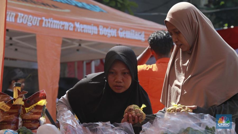 Warga membeli sembako saat kegiatan Gerakan Pangan Murah (GPM) di Tajur Halang, Kabupaten Bogor, Jawa Barat, Kamis (10/7/2025). (CNBC Indonesia/Muhammad Sabki)