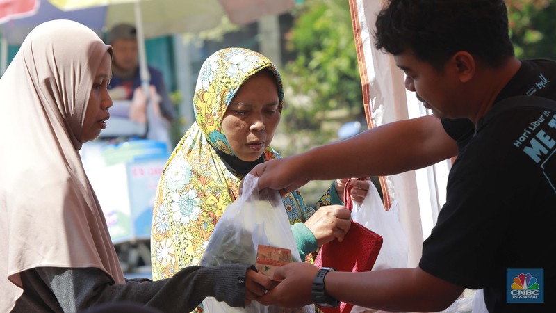 Warga membeli sembako saat kegiatan Gerakan Pangan Murah (GPM) di Tajur Halang, Kabupaten Bogor, Jawa Barat, Kamis (10/7/2025). Warga membeli sembako saat kegiatan Gerakan Pangan Murah (GPM) di Tajur Halang, Kabupaten Bogor, Jawa Barat, Kamis (10/7/2025). (CNBC Indonesia/Muhammad Sabki)