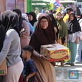 Warga Bogor Serbu Paket Sembako Murah, Hitungan Menit Langsung Ludes