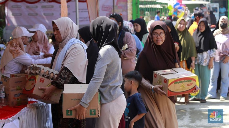 Warga membeli sembako saat kegiatan Gerakan Pangan Murah (GPM) di Tajur Halang, Kabupaten Bogor, Jawa Barat, Kamis (10/7/2025). (CNBC Indonesia/Muhammad Sabki)