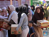 Warga Bogor Serbu Paket Sembako Murah, Hitungan Menit Langsung Ludes
