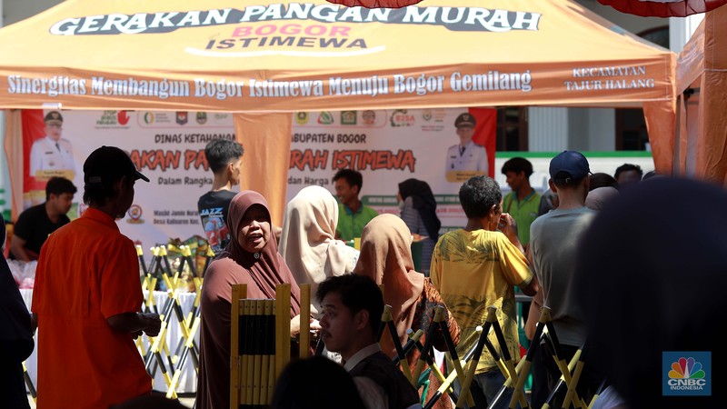 Warga membeli sembako saat kegiatan Gerakan Pangan Murah (GPM) di Tajur Halang, Kabupaten Bogor, Jawa Barat, Kamis (10/7/2025). Warga membeli sembako saat kegiatan Gerakan Pangan Murah (GPM) di Tajur Halang, Kabupaten Bogor, Jawa Barat, Kamis (10/7/2025). (CNBC Indonesia/Muhammad Sabki)