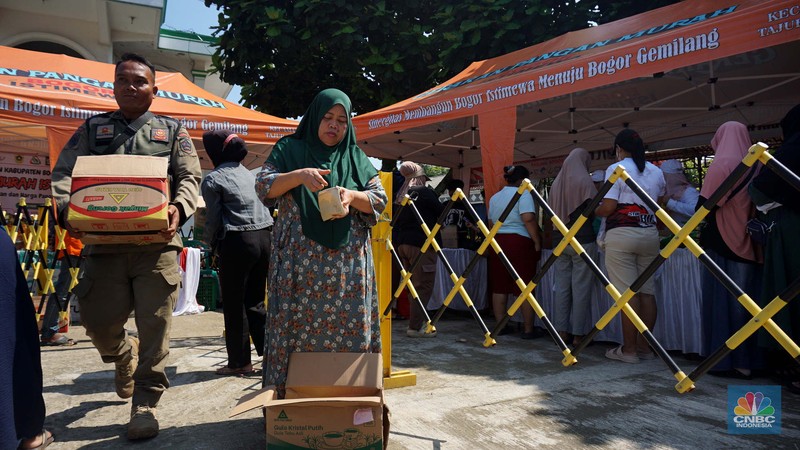 Warga membeli sembako saat kegiatan Gerakan Pangan Murah (GPM) di Tajur Halang, Kabupaten Bogor, Jawa Barat, Kamis (10/7/2025). Warga membeli sembako saat kegiatan Gerakan Pangan Murah (GPM) di Tajur Halang, Kabupaten Bogor, Jawa Barat, Kamis (10/7/2025). (CNBC Indonesia/Muhammad Sabki)