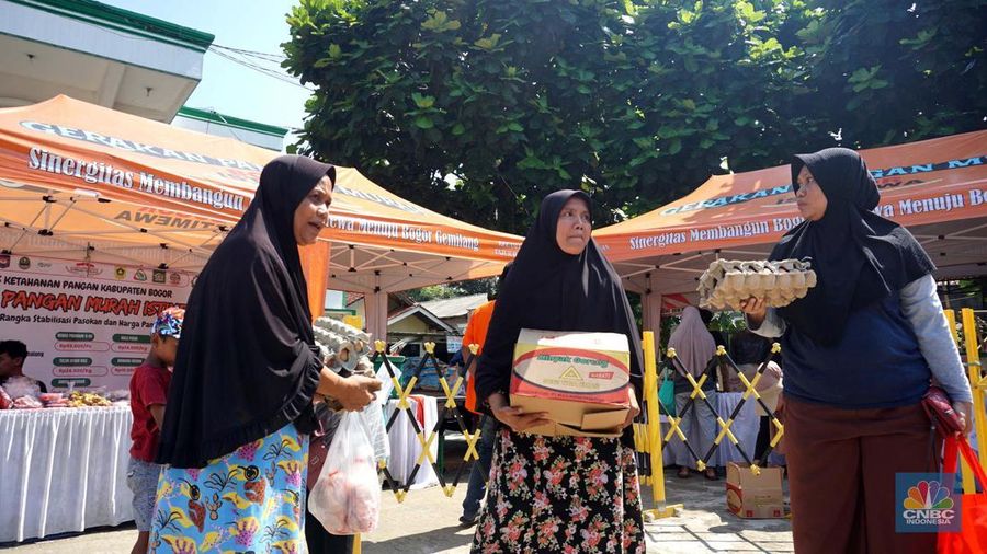 Warga membeli sembako saat kegiatan Gerakan Pangan Murah (GPM) di Tajur Halang, Kabupaten Bogor, Jawa Barat, Kamis (10/7/2025). Warga membeli sembako saat kegiatan Gerakan Pangan Murah (GPM) di Tajur Halang, Kabupaten Bogor, Jawa Barat, Kamis (10/7/2025). (CNBC Indonesia/Muhammad Sabki)