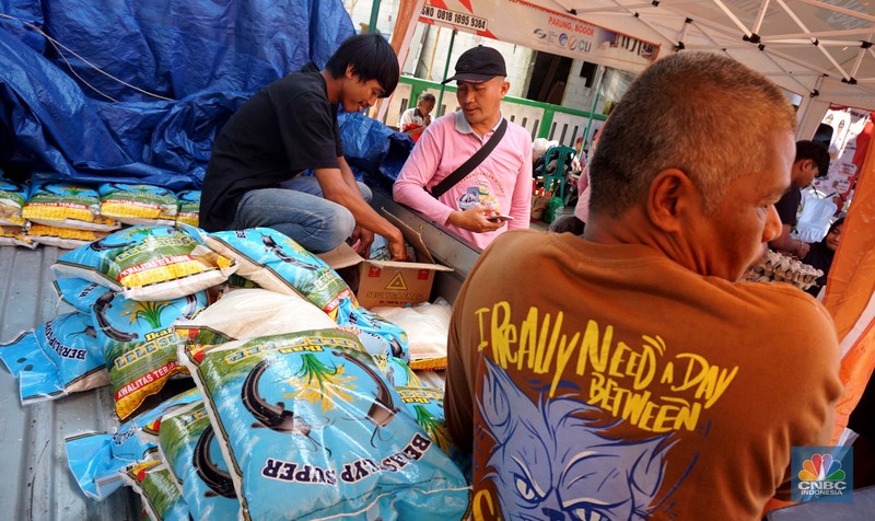 Warga membeli sembako saat kegiatan Gerakan Pangan Murah (GPM) di Tajur Halang, Kabupaten Bogor, Jawa Barat, Kamis (10/7/2025). Warga membeli sembako saat kegiatan Gerakan Pangan Murah (GPM) di Tajur Halang, Kabupaten Bogor, Jawa Barat, Kamis (10/7/2025). (CNBC Indonesia/Muhammad Sabki)