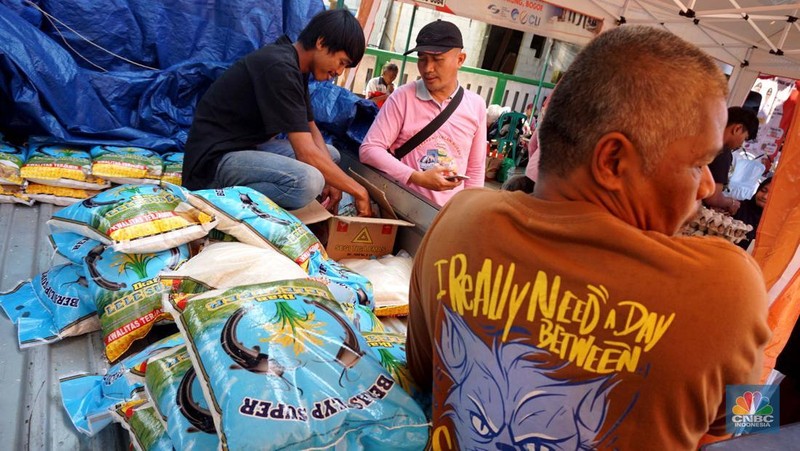 Warga membeli sembako saat kegiatan Gerakan Pangan Murah (GPM) di Tajur Halang, Kabupaten Bogor, Jawa Barat, Kamis (10/7/2025). (CNBC Indonesia/Muhammad Sabki)