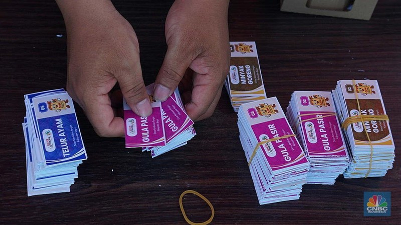 Warga membeli sembako saat kegiatan Gerakan Pangan Murah (GPM) di Tajur Halang, Kabupaten Bogor, Jawa Barat, Kamis (10/7/2025). (CNBC Indonesia/Muhammad Sabki)