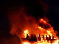 Penampakan Patung Imigran di Irlandia Utara, Inggris Dikecam