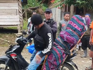 Viral Jenazah Penyuluh KB di Donggala Dibonceng Motor gegara Jalan Rusak