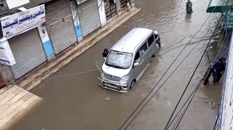 Seseorang mengendarai sepeda motor melewati jalan yang banjir setelah hujan deras di Lahore, Pakistan, 9 Juli 2025. Seseorang mengendarai sepeda motor melewati jalan yang banjir setelah hujan deras di Lahore, Pakistan, 9 Juli 2025. (REUTERS/Mohsin Raza)