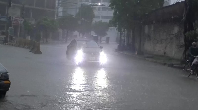Seseorang mengendarai sepeda motor melewati jalan yang banjir setelah hujan deras di Lahore, Pakistan, 9 Juli 2025. Seseorang mengendarai sepeda motor melewati jalan yang banjir setelah hujan deras di Lahore, Pakistan, 9 Juli 2025. (REUTERS/Mohsin Raza)