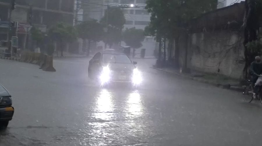Seseorang mengendarai sepeda motor melewati jalan yang banjir setelah hujan deras di Lahore, Pakistan, 9 Juli 2025. (REUTERS/Mohsin Raza)