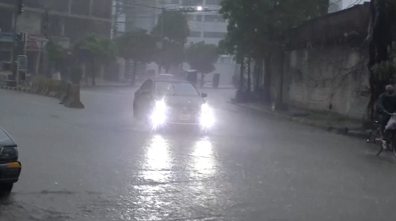 Seseorang mengendarai sepeda motor melewati jalan yang banjir setelah hujan deras di Lahore, Pakistan, 9 Juli 2025. (REUTERS/Mohsin Raza)