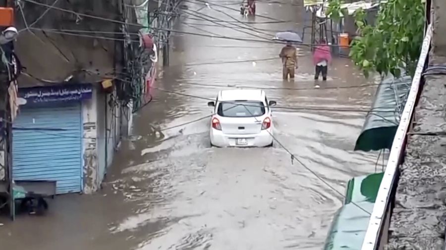 Seseorang mengendarai sepeda motor melewati jalan yang banjir setelah hujan deras di Lahore, Pakistan, 9 Juli 2025. Seseorang mengendarai sepeda motor melewati jalan yang banjir setelah hujan deras di Lahore, Pakistan, 9 Juli 2025. (REUTERS/Mohsin Raza)