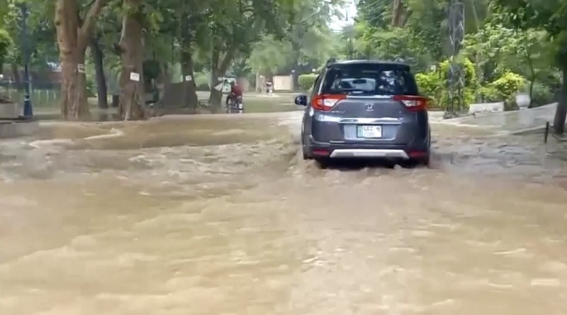 Seseorang mengendarai sepeda motor melewati jalan yang banjir setelah hujan deras di Lahore, Pakistan, 9 Juli 2025. Seseorang mengendarai sepeda motor melewati jalan yang banjir setelah hujan deras di Lahore, Pakistan, 9 Juli 2025. (REUTERS/Mohsin Raza)