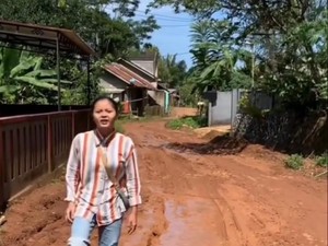 Kemarahan Emak-emak Cianjur gegara Jalan Rusak