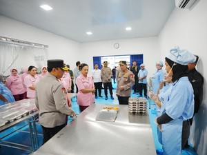 Kapolri Tinjau SPPG Polrestabes Medan, Beri Bantuan Petugas SPPG