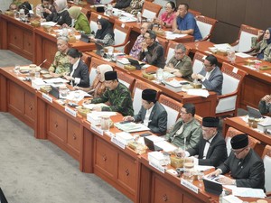 Raker dengan DPR, Gus Ipul Bahas Strategi Penyaluran Bansos-Sekolah Rakyat
