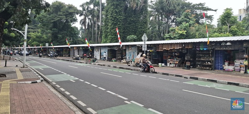Calon pembeli melihat burung yang dijual di Pasar Hewan Barito, Jakarta, Kamis (10/7/2025). (CNBC Indonesia/Muhammad Sabki)