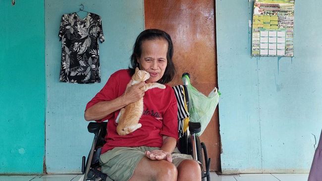 Mantan Cleaning Service Berjuang Berdiri Lagi untuk Keluarga