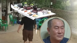 Gokil! Pemilik Resto Bawa Makanan pakai Meja di Atas Kepala
