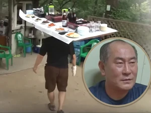 Gokil! Pemilik Resto Bawa Makanan pakai Meja di Atas Kepala