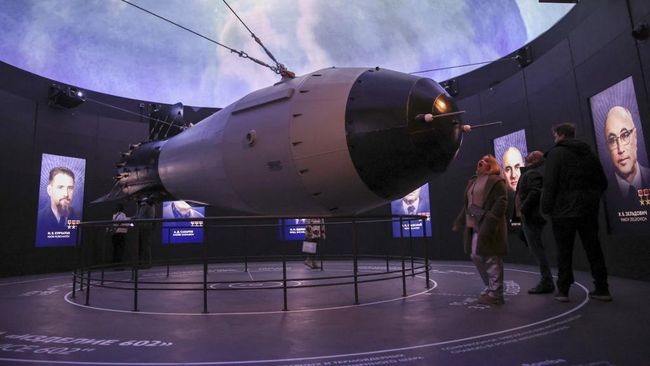 Pengunjung melihat model bom udara termonuklir Soviet AN-602 yang juga dikenal sebagai Bom Tsar, senjata nuklir terkuat yang pernah dibuat dan diuji, saat mereka mengunjungi paviliun Atom, pusat pameran permanen yang dirancang untuk menunjukkan pencapaian utama Rusia di masa lalu dan masa kini dalam industri tenaga nuklir, di Pusat Pameran Seluruh Rusia (VDNH) di Moskow pada tanggal 4 November 2023. (Photo by TATYANA MAKEYEVA / AFP/File Foto)
