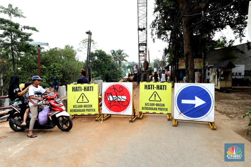 Penutupan jalan sementara dari Jembatan Serong hingga Prapatan UKI Pitara, Depok, Jawa Barat, Jumat (11/7/2025). (CNBC Indonesia/Tri Susilo) Penutupan jalan sementara dari Jembatan Serong hingga Prapatan UKI Pitara, Depok, Jawa Barat, Jumat (11/7/2025). (CNBC Indonesia/Tri Susilo)