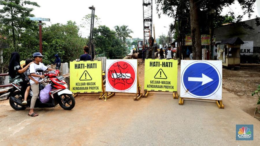 Penutupan jalan sementara dari Jembatan Serong hingga Prapatan UKI Pitara, Depok, Jawa Barat, Jumat (11/7/2025). (CNBC Indonesia/Tri Susilo) Penutupan jalan sementara dari Jembatan Serong hingga Prapatan UKI Pitara, Depok, Jawa Barat, Jumat (11/7/2025). (CNBC Indonesia/Tri Susilo)