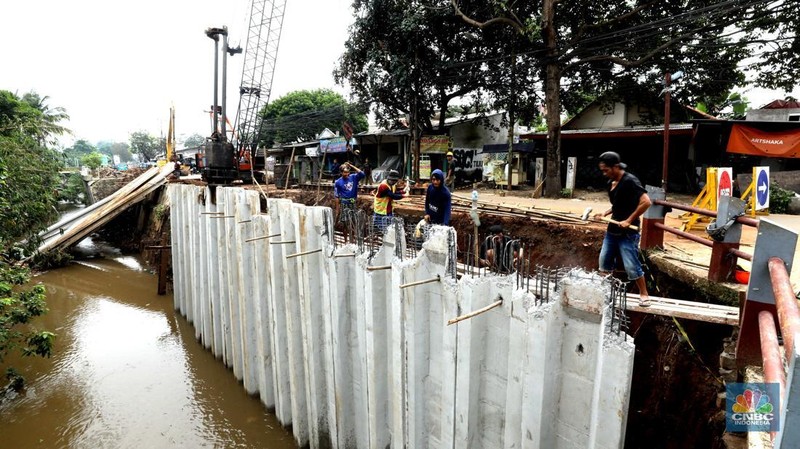 Penutupan jalan sementara dari Jembatan Serong hingga Prapatan UKI Pitara, Depok, Jawa Barat, Jumat (11/7/2025). (CNBC Indonesia/Tri Susilo)
