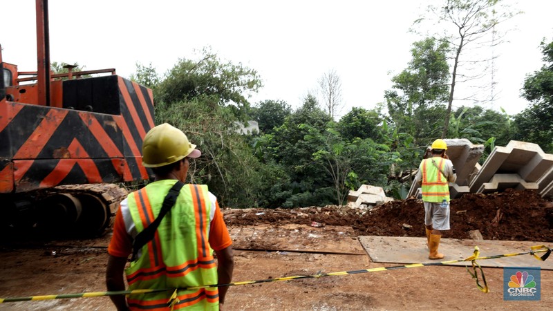 Penutupan jalan sementara dari Jembatan Serong hingga Prapatan UKI Pitara, Depok, Jawa Barat, Jumat (11/7/2025). (CNBC Indonesia/Tri Susilo) Penutupan jalan sementara dari Jembatan Serong hingga Prapatan UKI Pitara, Depok, Jawa Barat, Jumat (11/7/2025). (CNBC Indonesia/Tri Susilo)