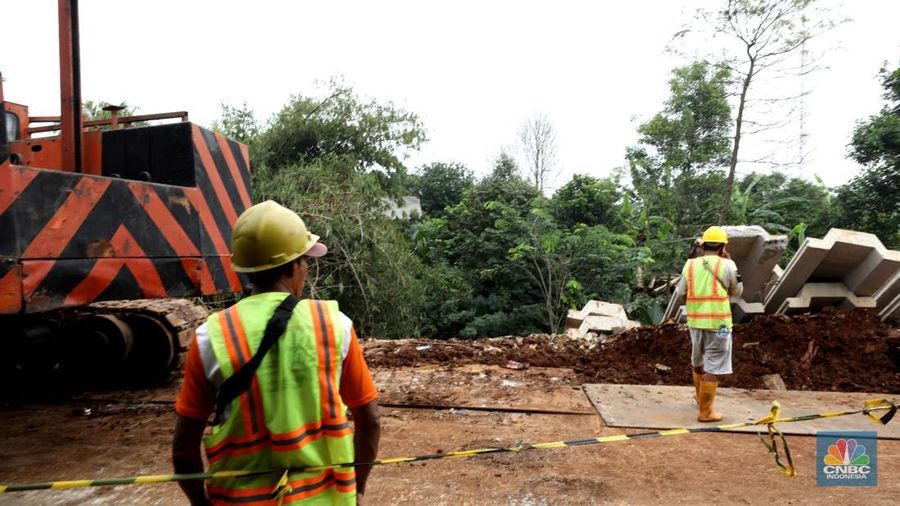 Penutupan jalan sementara dari Jembatan Serong hingga Prapatan UKI Pitara, Depok, Jawa Barat, Jumat (11/7/2025). (CNBC Indonesia/Tri Susilo) Penutupan jalan sementara dari Jembatan Serong hingga Prapatan UKI Pitara, Depok, Jawa Barat, Jumat (11/7/2025). (CNBC Indonesia/Tri Susilo)